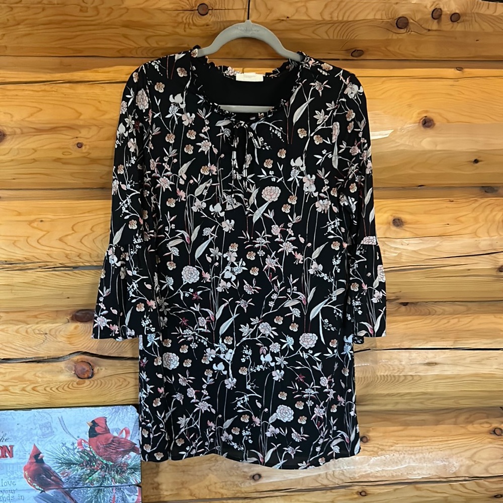 Style & Co EUC Floral Bell Sleeve Tunic Top Size Medium in Black Floral Combo